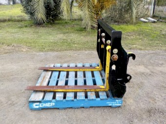 Challenger Multi Carriage 2500kg Forklift/Round Bale Spike Attachment