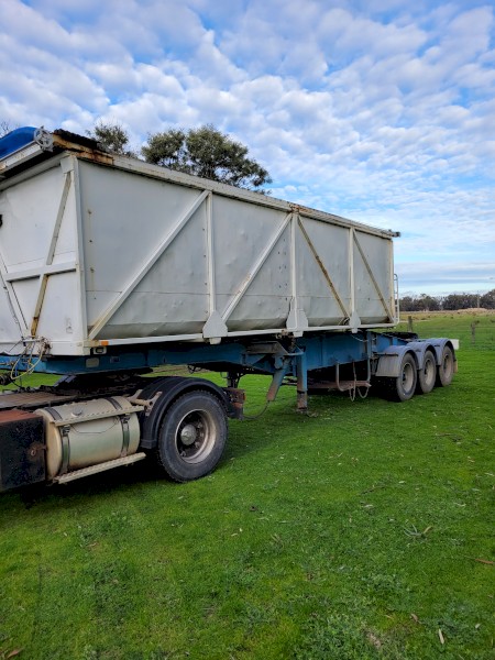 1988 J Smith & Sons Tri Axle Side Tipping Trailer