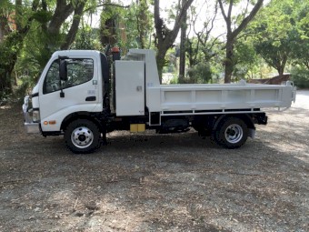 2004 Hino Dutro 300 Tipper