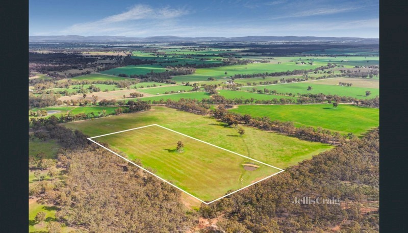 20 acres of pasture land + dam for Lease ($100 per week Negotiable)