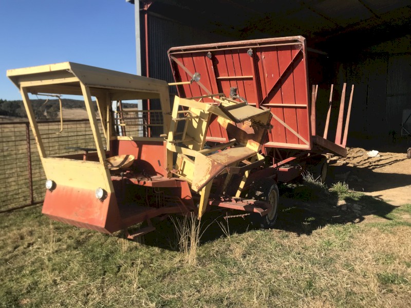 New Holland 1069 Stack Cruiser