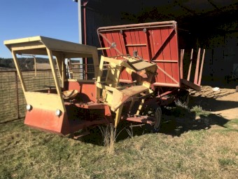 New Holland 1069 Stack Cruiser