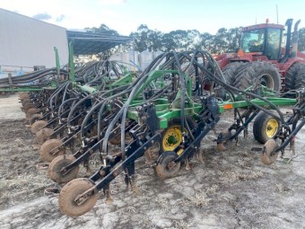 John Deere 1870 ConservaPak 41ft Seeder Bar with John Deere 1910  Aircart