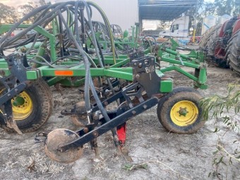 John Deere 1870 ConservaPak 41ft Seeder Bar with John Deere 1910  Aircart