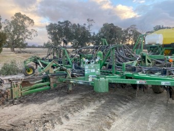 John Deere 1870 ConservaPak 41ft Seeder Bar with John Deere 1910  Aircart