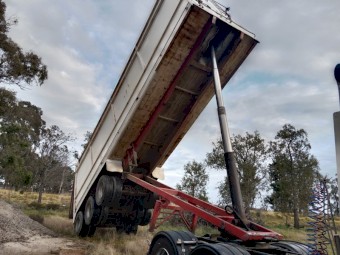 1984 Lusty 32' x 8' Tri- Axle Tipper Trailer
