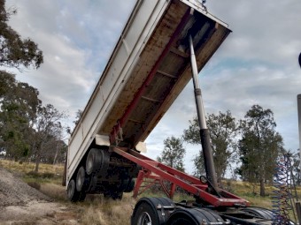 1984 Lusty 32' x 8' Tri- Axle Tipper Trailer