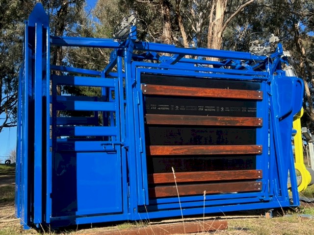 Thompson Longhorn Monarch Cattle Crush