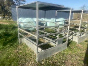 Hay squeeze feeder’s