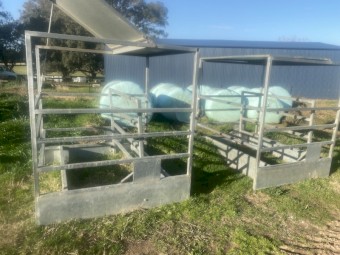 Hay squeeze feeder’s