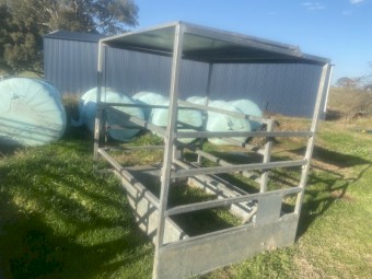 Hay squeeze feeder’s