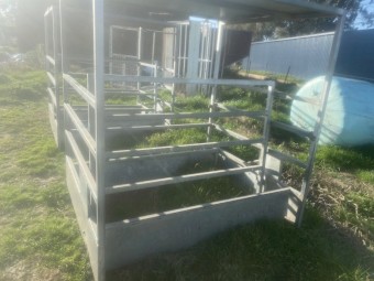 Hay squeeze feeder’s