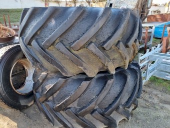 30.5-32 Tyres & Rims