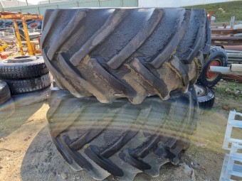 30.5-32 Tyres & Rims