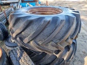 30.5-32 Tyres & Rims