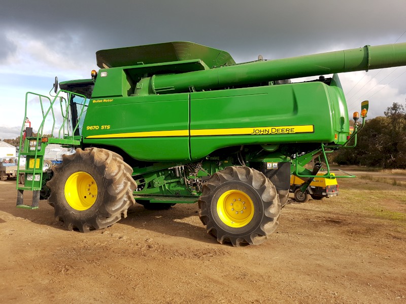 2011 John Deere 9670 STS 4WD Header