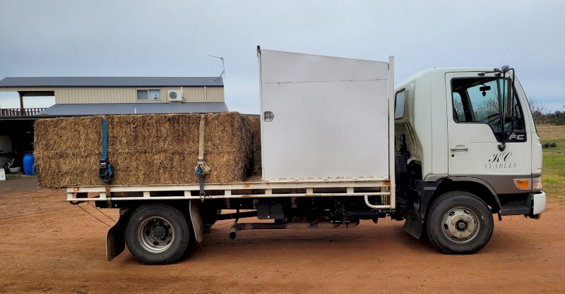 1999 Hino FC Truck with Gooseneck Hitch