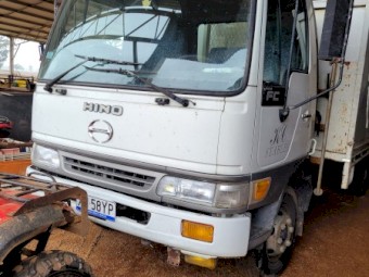 1999 Hino FC Truck with Gooseneck Hitch