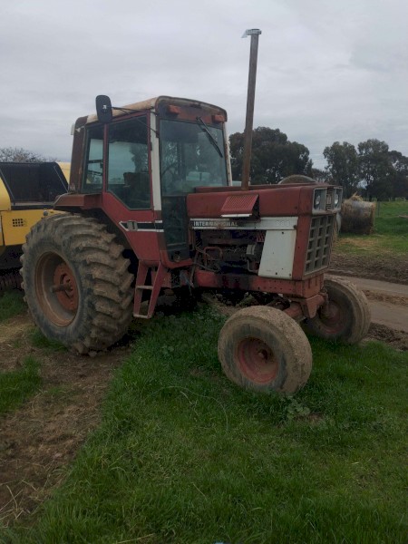 International 886 Tractor