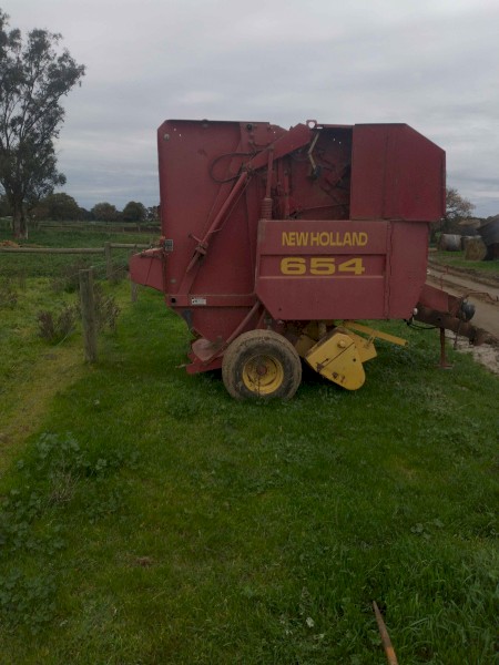 New Holland 654 Baler