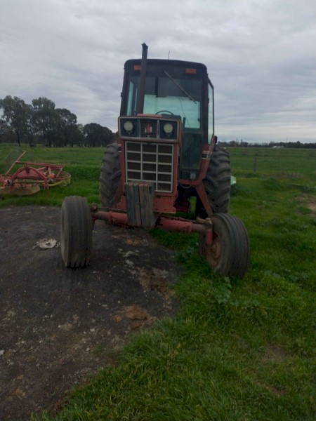 International 886B Tractor