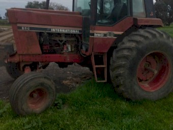 International 886B Tractor