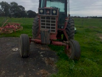 International 886B Tractor