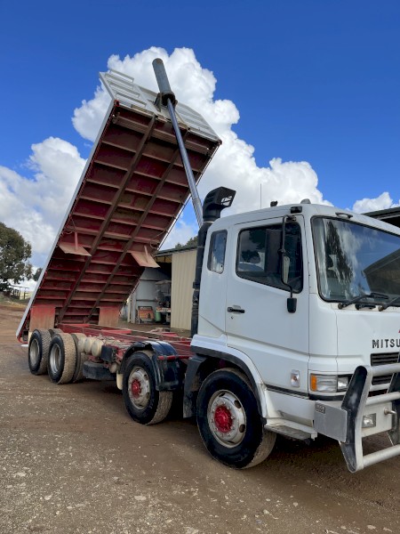 2001 MITSUBISHI FS527 TWIN STEER BOGIE DRIVE 22 FT TRAY TIPPER GVM 30800 GCM 50000