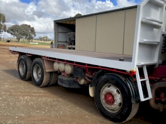 2001 MITSUBISHI FS527 TWIN STEER BOGIE DRIVE 22 FT TRAY TIPPER GVM 30800 GCM 50000