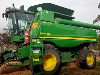 2009 JD 9670 Header with 635D Finger Tyne reel front