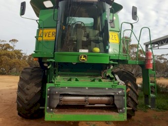 2009 JD 9670 Header with 635D Finger Tyne reel front
