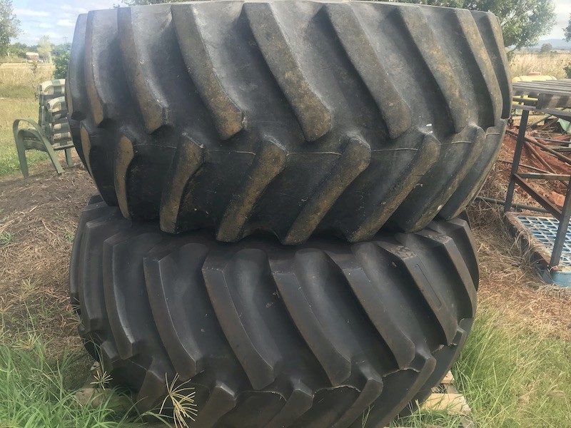 2 x Rims and tyres off a John Deere 6910