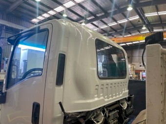 2011 Isuzu FFR500 Skip Truck