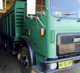 Acco tipper with grouper divider. Bogie drive 13 speed road ranger