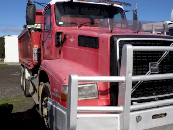 1995 NL 12 VOLVO 408HP TANDEM TIPPER 