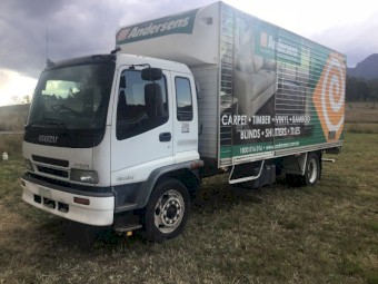 Isuzu 700  2002
