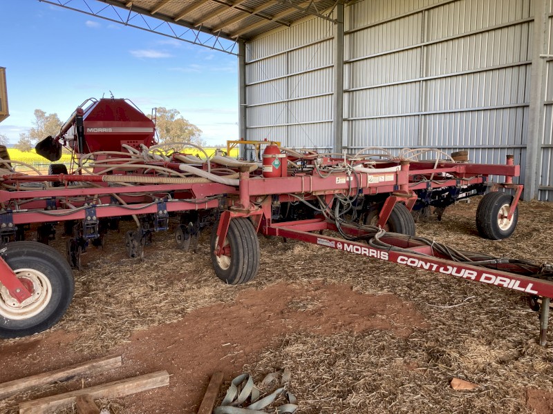 2010 Morris C1 Contour Drill with 7180 Air Cart