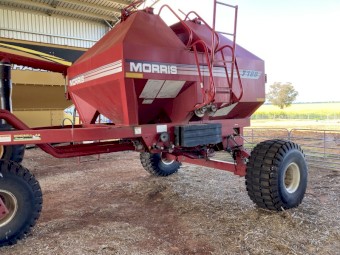 2010 Morris C1 Contour Drill with 7180 Air Cart