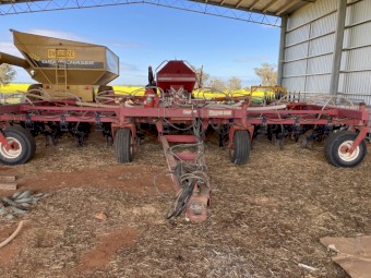 2010 Morris C1 Contour Drill with 7180 Air Cart