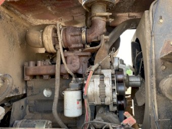 2002 9352 premier windrower with MacDon 972 Draper front, countrywide vertical knives, trailer and carrier