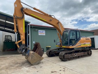 CX210B WITH TILTING HITCH 2 BUCKETS