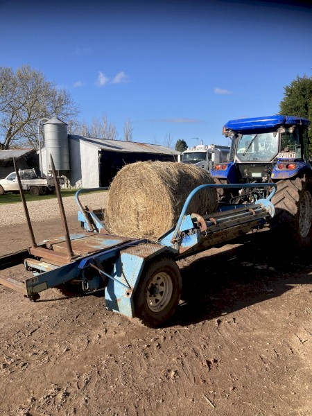 Pearce hay feeder round bale