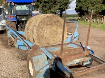Pearce hay feeder round bale