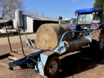 Pearce hay feeder round bale