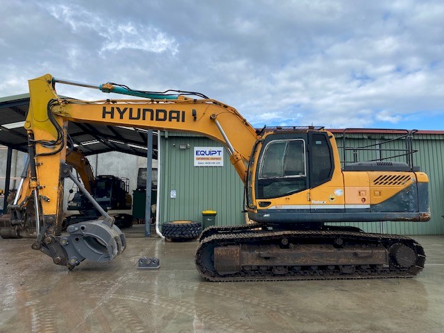 R210LC-9 HYUNDAI EXCAVATOR WITH NEW 5 FINGER GRAB
