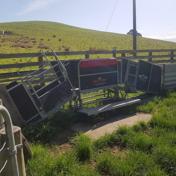 Combi Clamp Sheep Handler Crush. Full clamp set, ramps, gates, extended handles & bars, includes Gallagher 1000mm electric weigh scales, integrated wiring and W610 v2 head unit. All in EC.