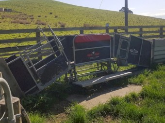 Combi Clamp Sheep Handler Crush. Full clamp set, ramps, gates, extended handles & bars, includes Gallagher 1000mm electric weigh scales, integrated wiring and W610 v2 head unit. All in EC.