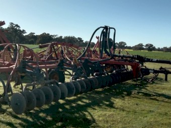 Bourgault 8810 Air Seeder with 6200 Air Cart