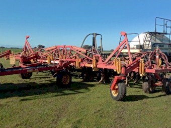 Bourgault 8810 Air Seeder with 6200 Air Cart