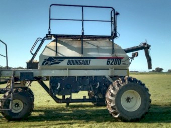 Bourgault 8810 Air Seeder with 6200 Air Cart